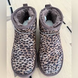 UGG
Women's Classic Mini Caspian Boots